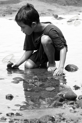 http://www.alexblauhorn.com/spanish/images/photos/boy_playing_with_rocks.jpg